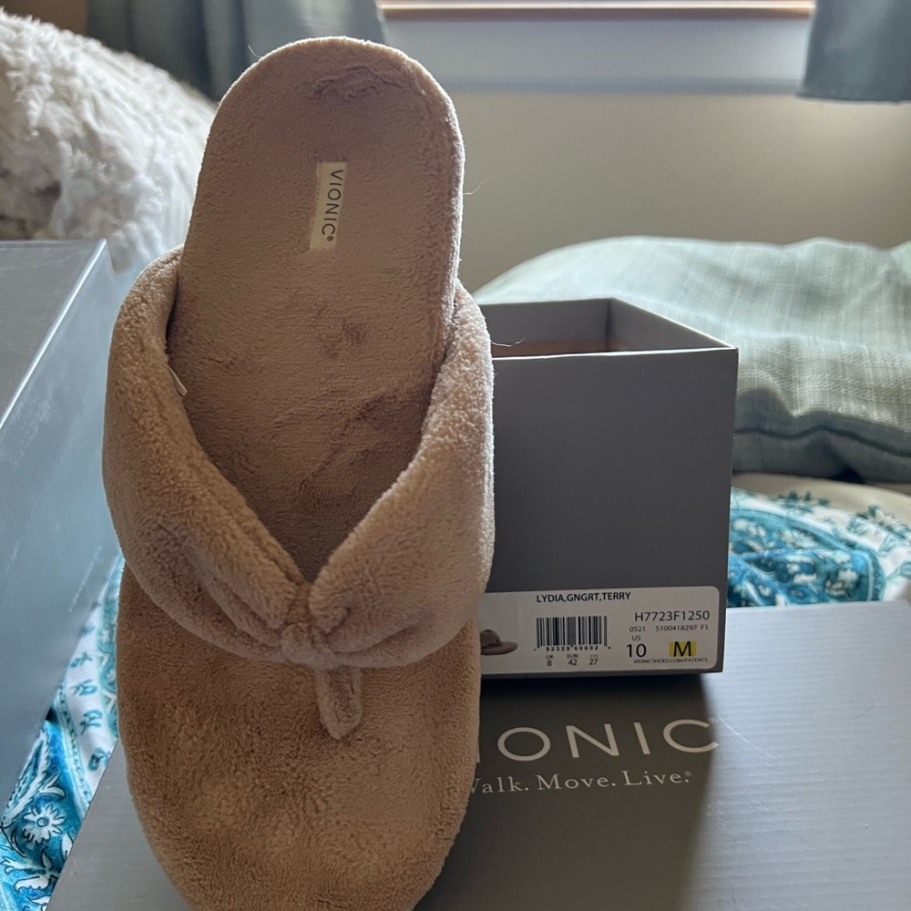 Vionic tan slippers